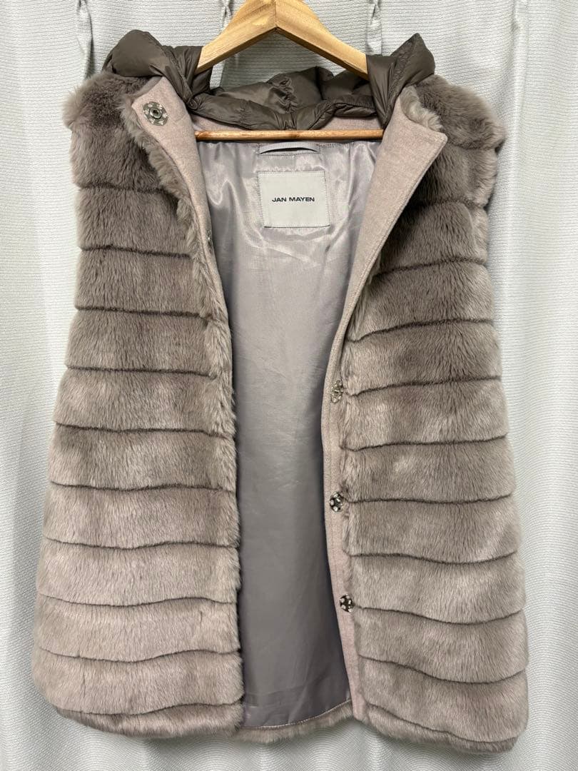【美品】MOORER社　JAY MAYEN ふわふわエコファー　ダウンベスト