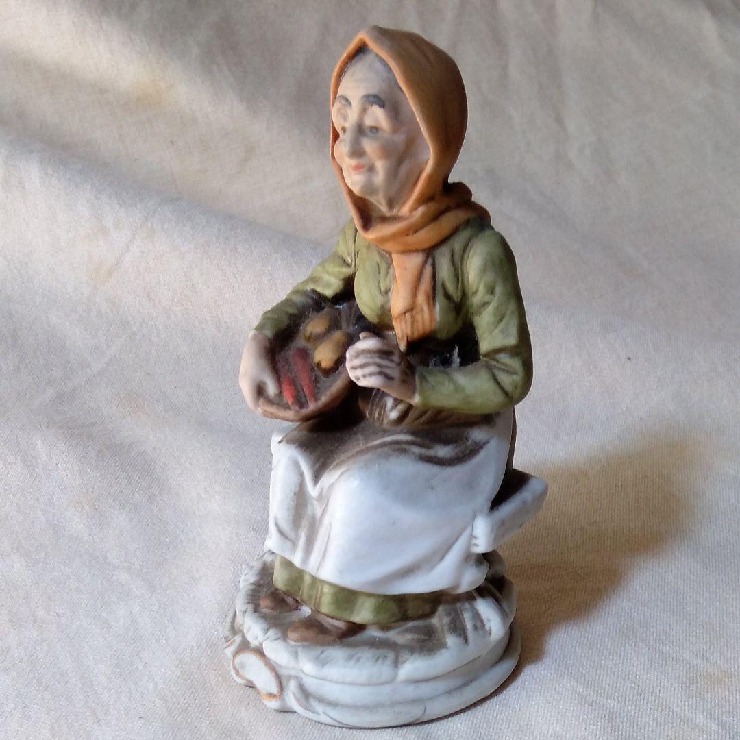 お料理上手のかたへの贈り物！野菜かごを持つおばあさんのフィギュア