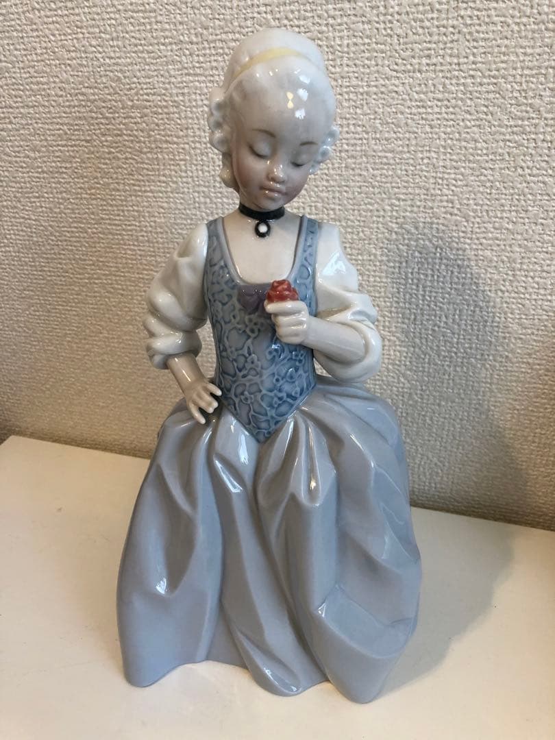 ロココ調rococo「花を持つ少女」＃Nao by LLADRO