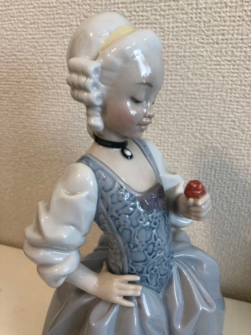 ロココ調rococo「花を持つ少女」＃Nao by LLADRO