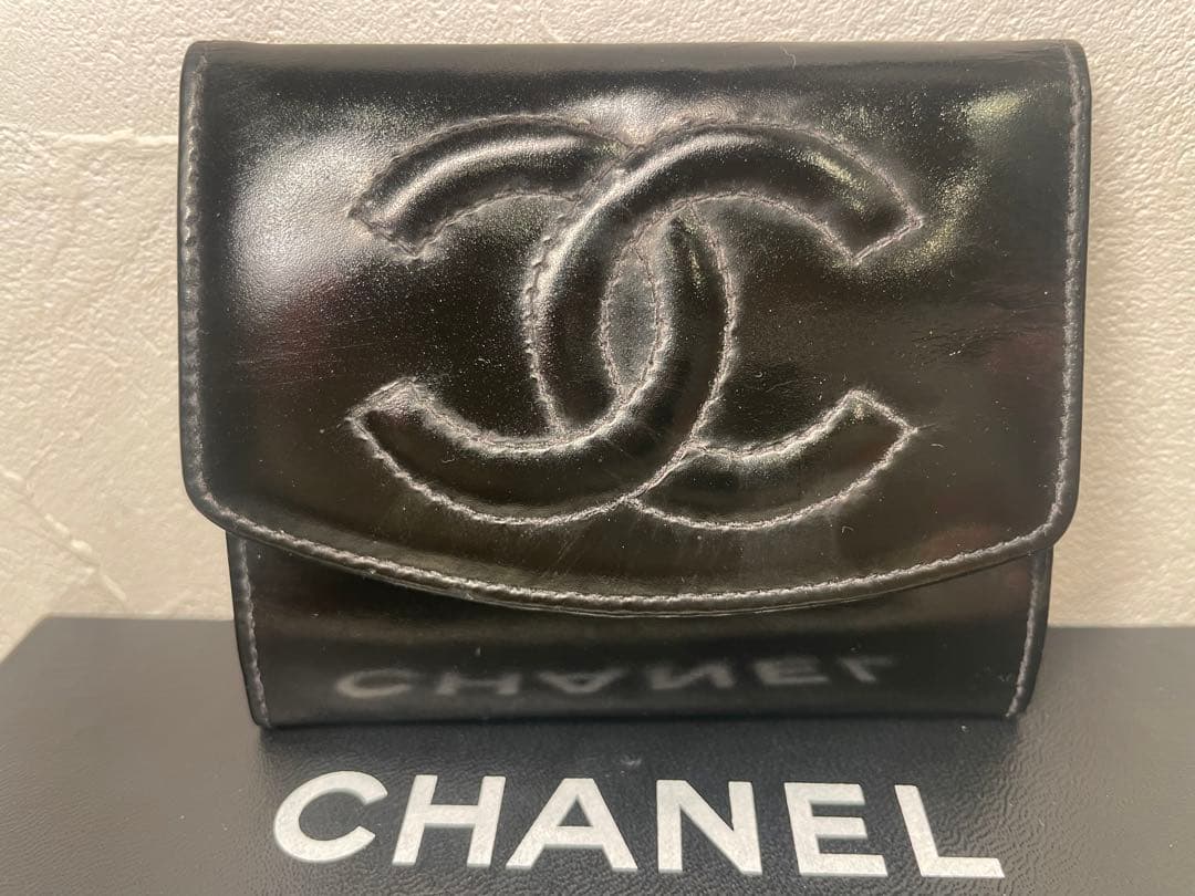 【美品】シャネル　パテントレザー　エナメルCCロゴ　二つ折り財布