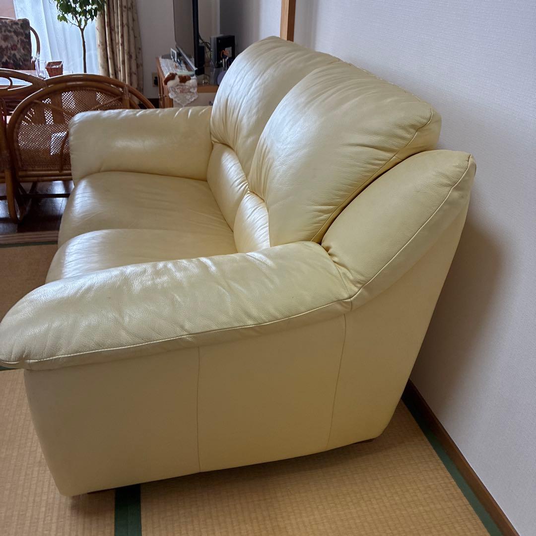クリーム色 皮製2人掛けソファ