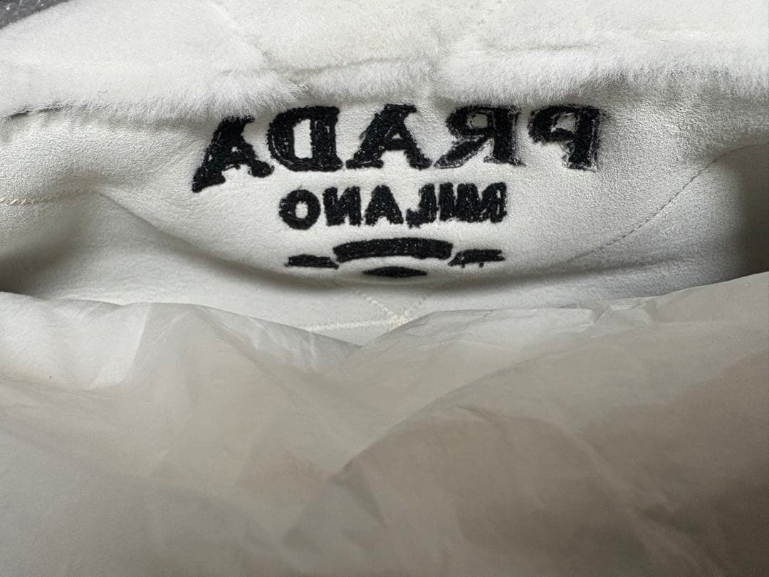 プラダ　シアリングトートバッグ　新品　PRADA トライアングルロゴ　ポーチ付き