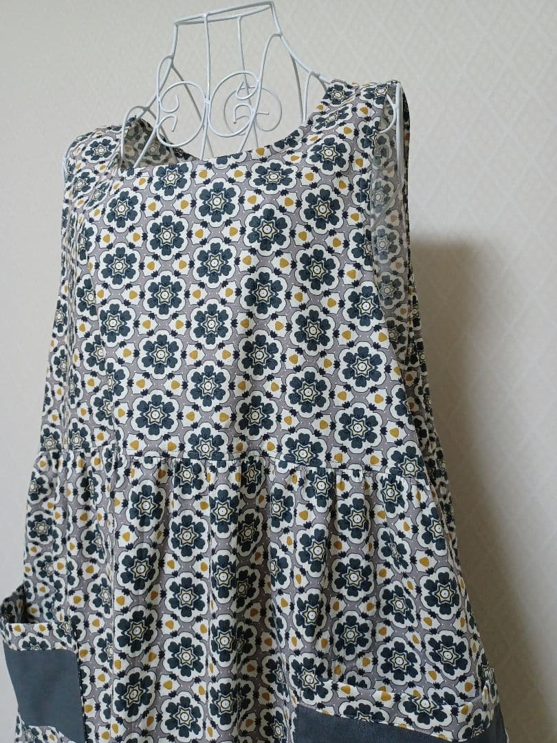 【５L~６L＊脇下たっぷりギャザー】HMエプロン　花柄カーキグレー系