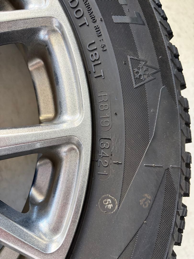 アクア　175/65R15 スタッドレスタイヤ バリ溝　21年製