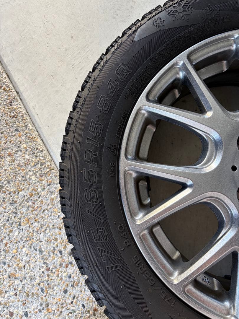 アクア　175/65R15 スタッドレスタイヤ バリ溝　21年製