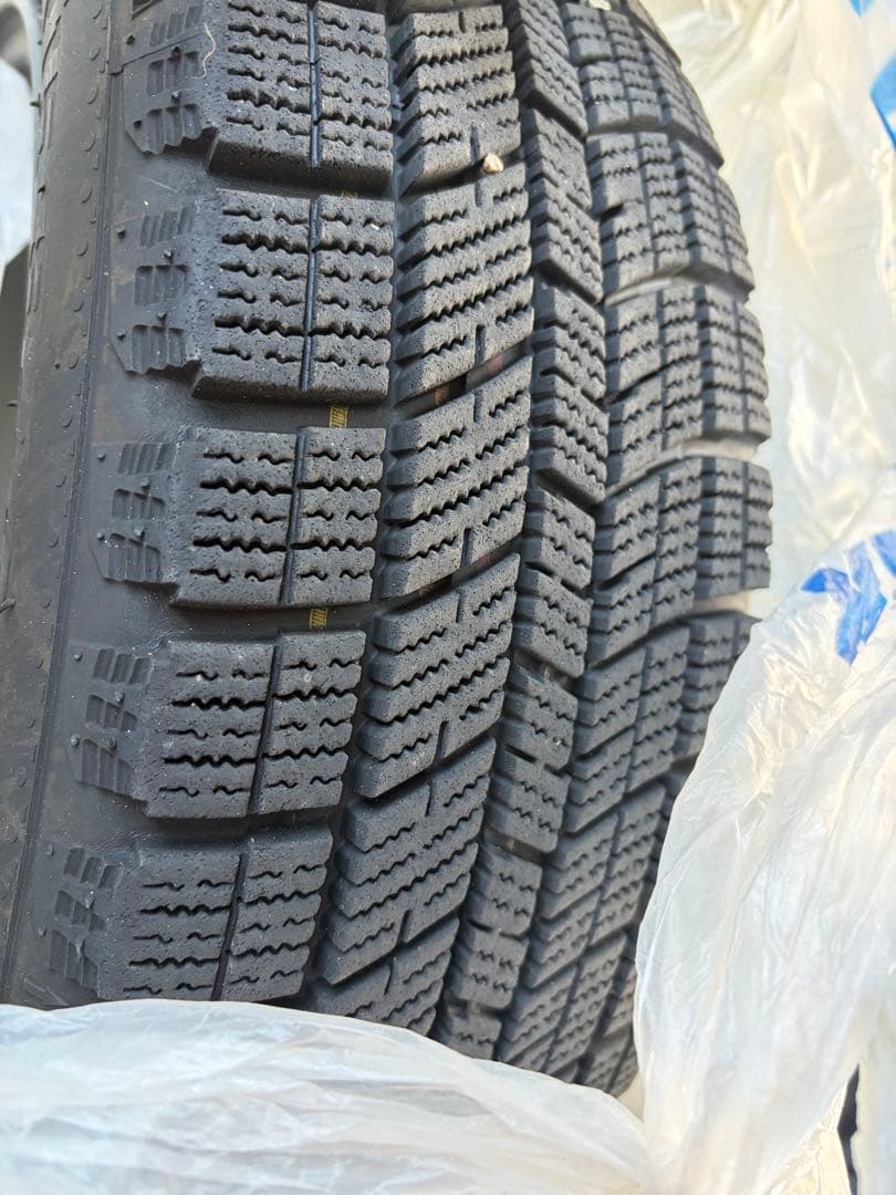 アクア　175/65R15 スタッドレスタイヤ バリ溝　21年製