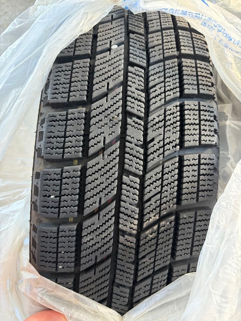 アクア　175/65R15 スタッドレスタイヤ バリ溝　21年製