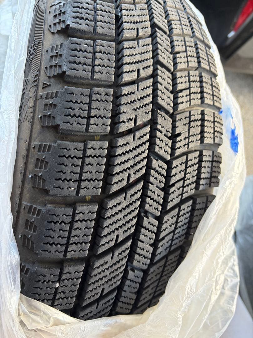 アクア　175/65R15 スタッドレスタイヤ バリ溝　21年製