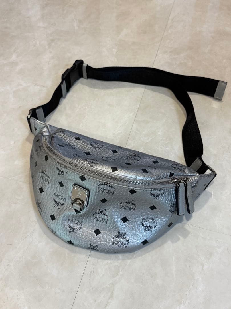MCM ボディバッグ　シルバー