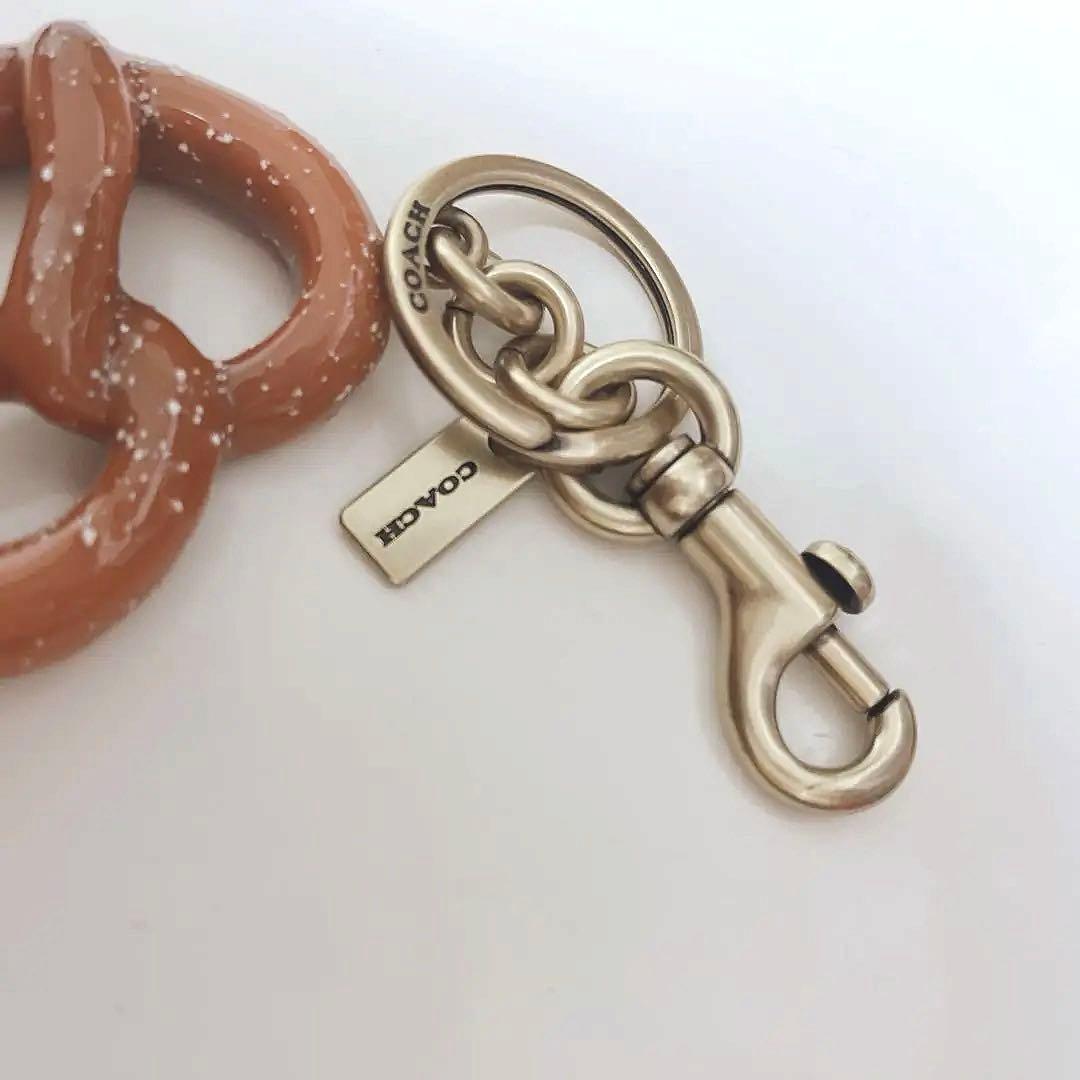 COACH プレッツェルバッグチャーム