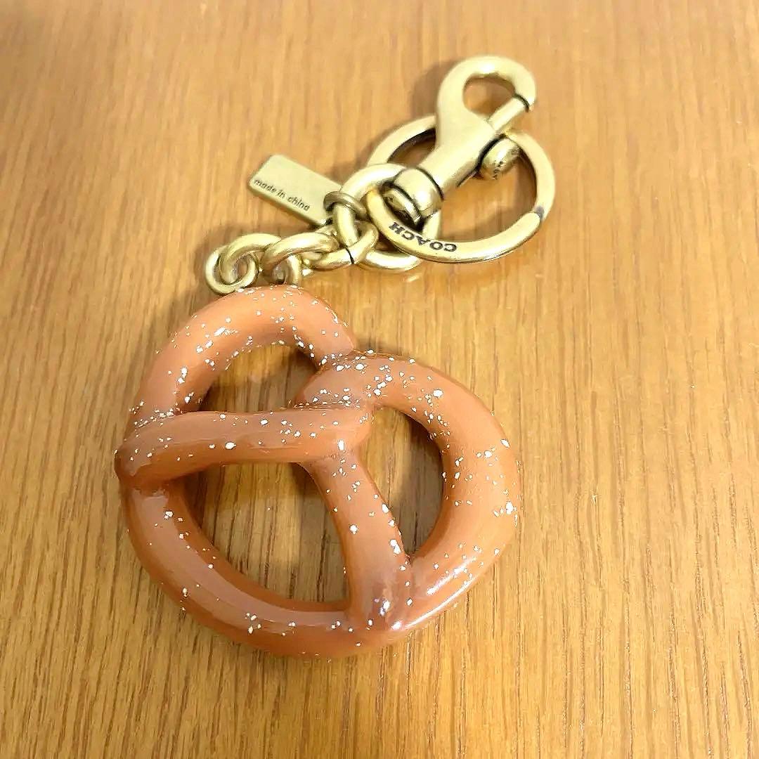 COACH プレッツェルバッグチャーム