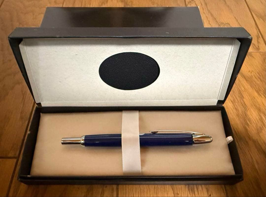 新品未使用　PILOTのキャップレス万年筆、ブラックインク付き、保証書あり。