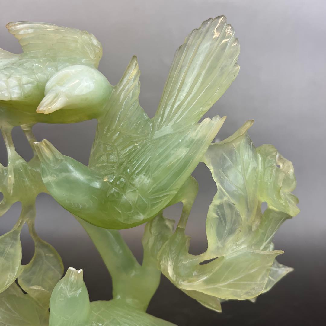［美品］翡翠 鳥　彫刻　天然石 木製台座　送料込み