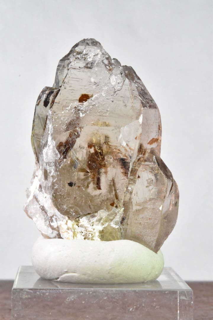 ガネーシュヒマール ヒンドゥン産 バイオタイト 角閃石 インクォーツ