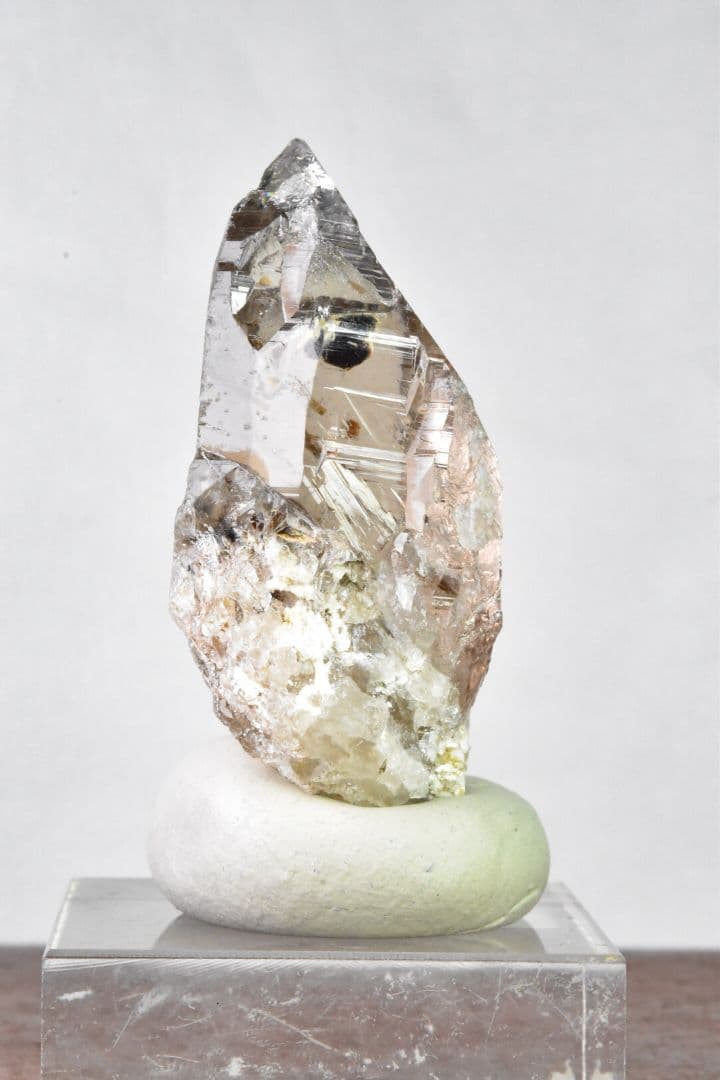 ガネーシュヒマール ヒンドゥン産 バイオタイト 角閃石 インクォーツ