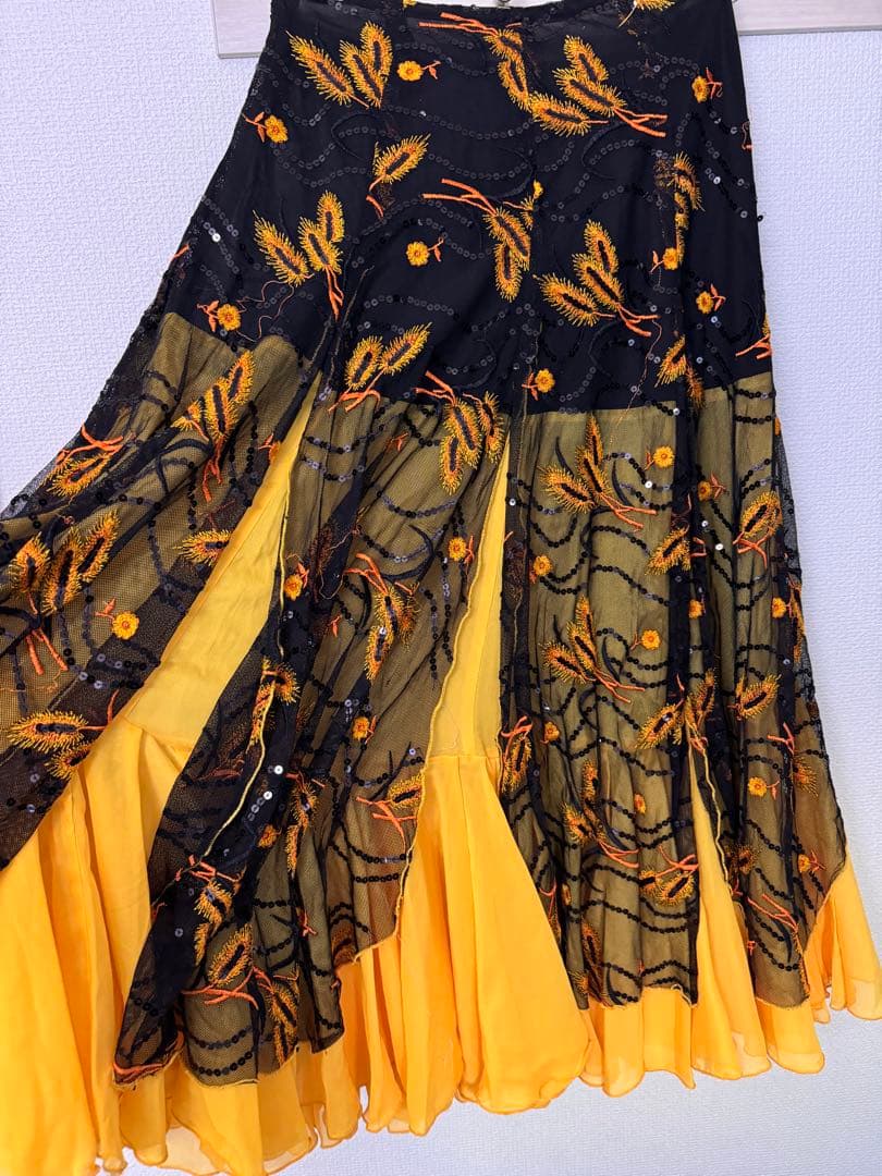社交ダンス　上下セット　刺繍入りフレアスカート 黒・黄・オレンジ　Lサイズ