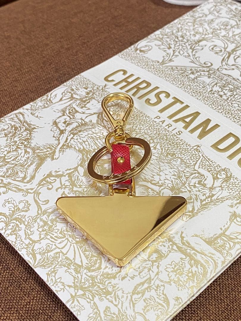PRADA サフィアーノレザーとメタルのキーホルダー　レッド