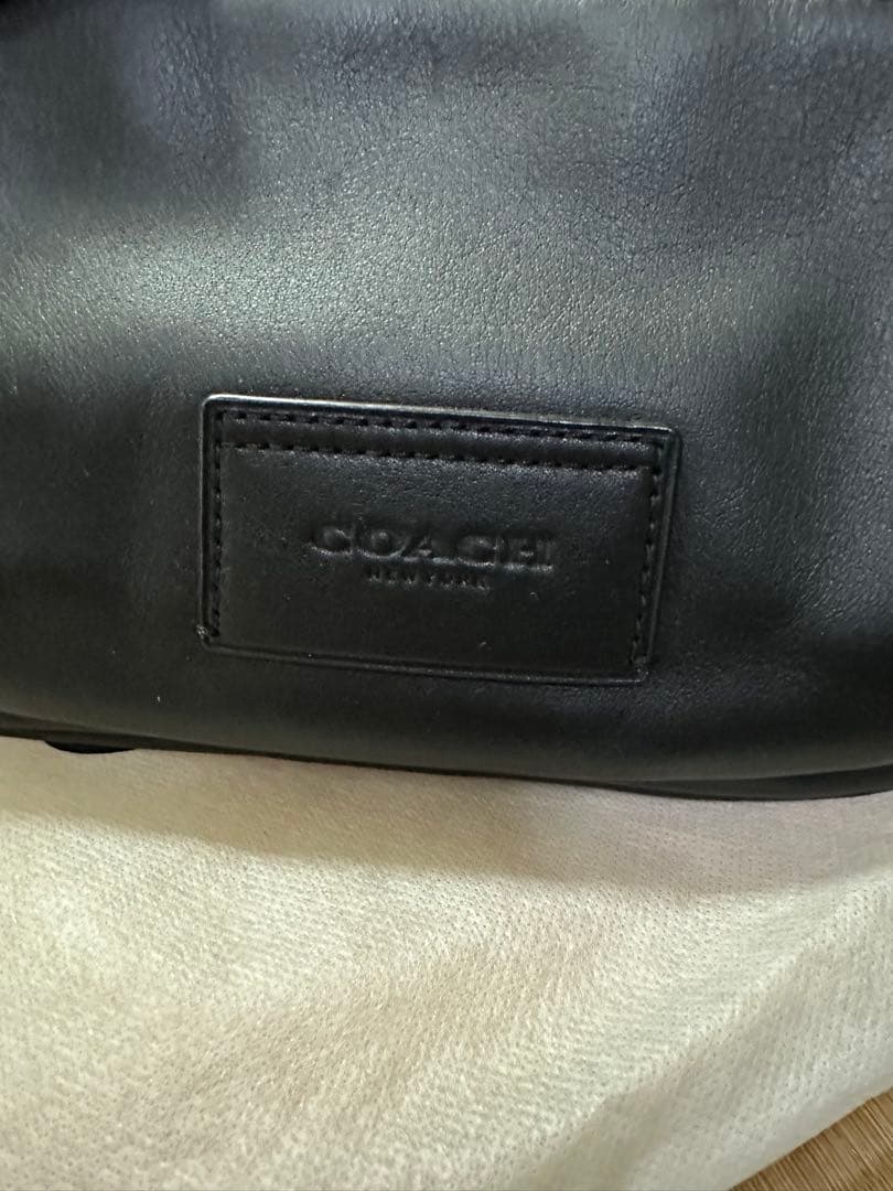 COACH ブラック レザーボディバッグ
