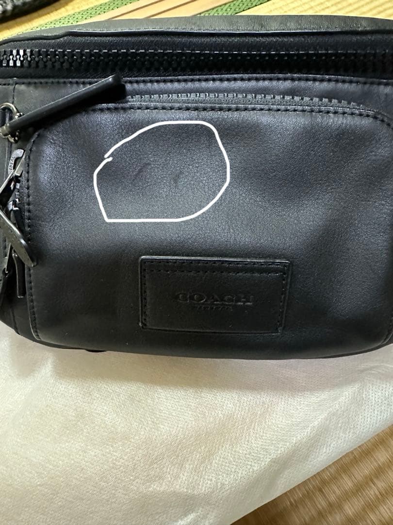 COACH ブラック レザーボディバッグ