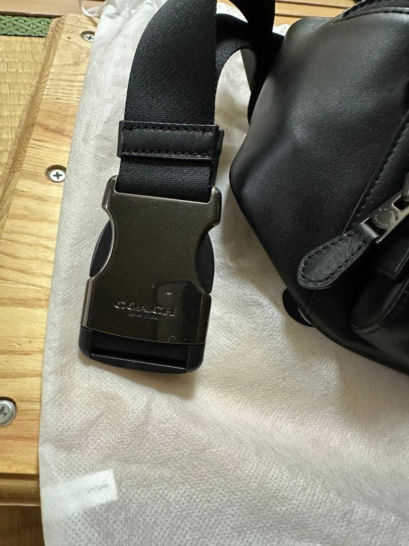 COACH ブラック レザーボディバッグ