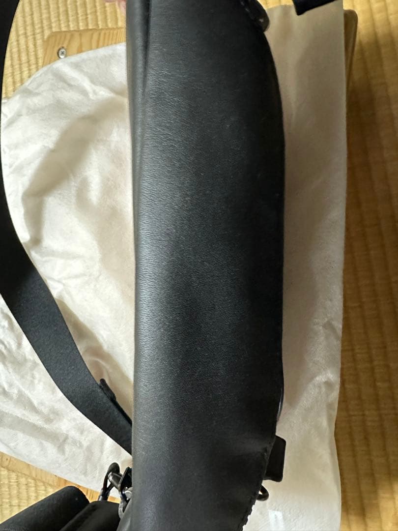 COACH ブラック レザーボディバッグ