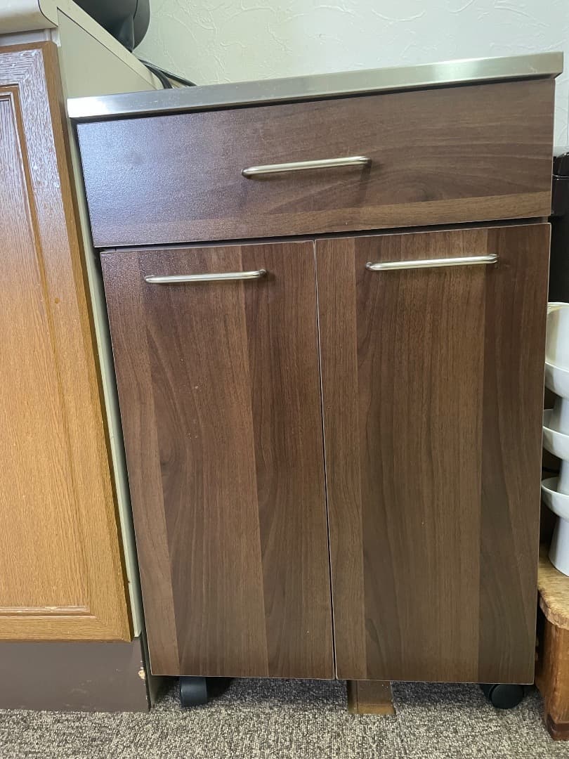 収納棚　下段二種類のゴミ箱入れ