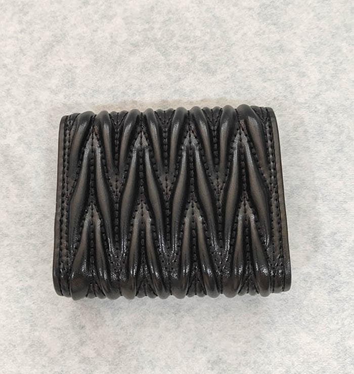 美品✨MIUMIU ブラック 三つ折り財布