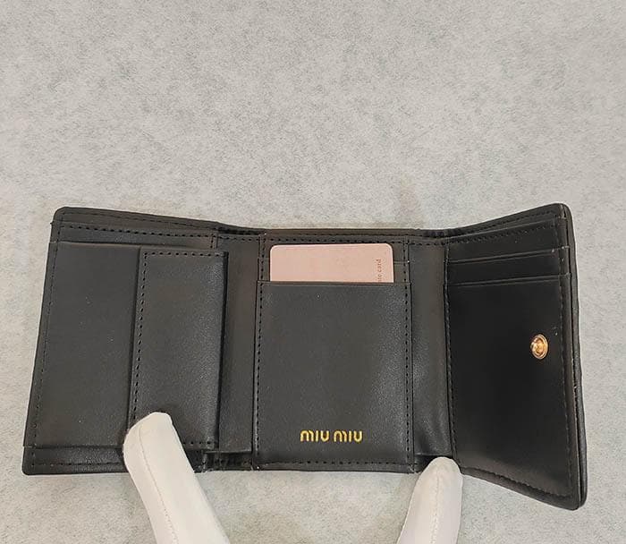 美品✨MIUMIU ブラック 三つ折り財布