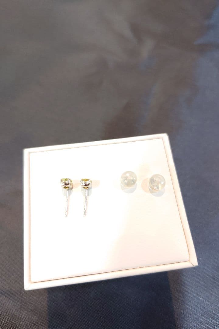 スフェーンピアスプラチナ刻印入り