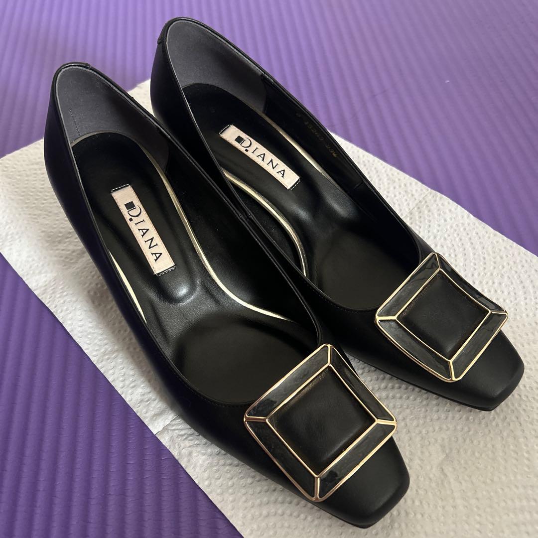 Diana バックル付き ブラックパンプス