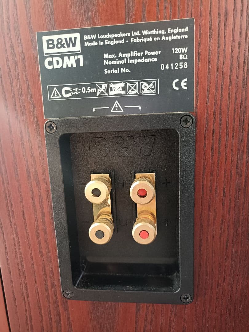B&Wのブックシェルフ型スピーカーCDM1
