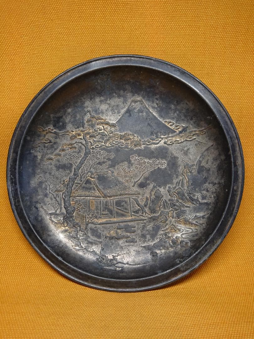 飾皿　金属　山水絵　松紋　富士山　置物　インテリア　工芸品　美術品　A2609
