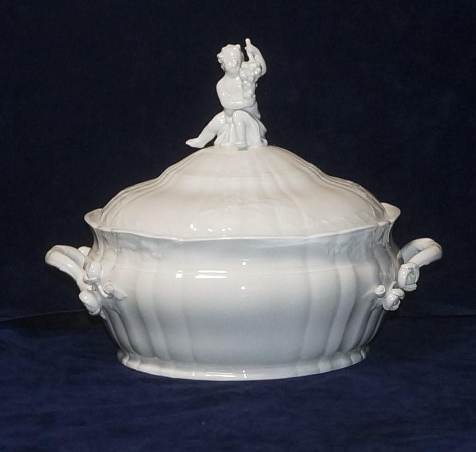 KPM白磁　Covered Vegetable Dish with figure