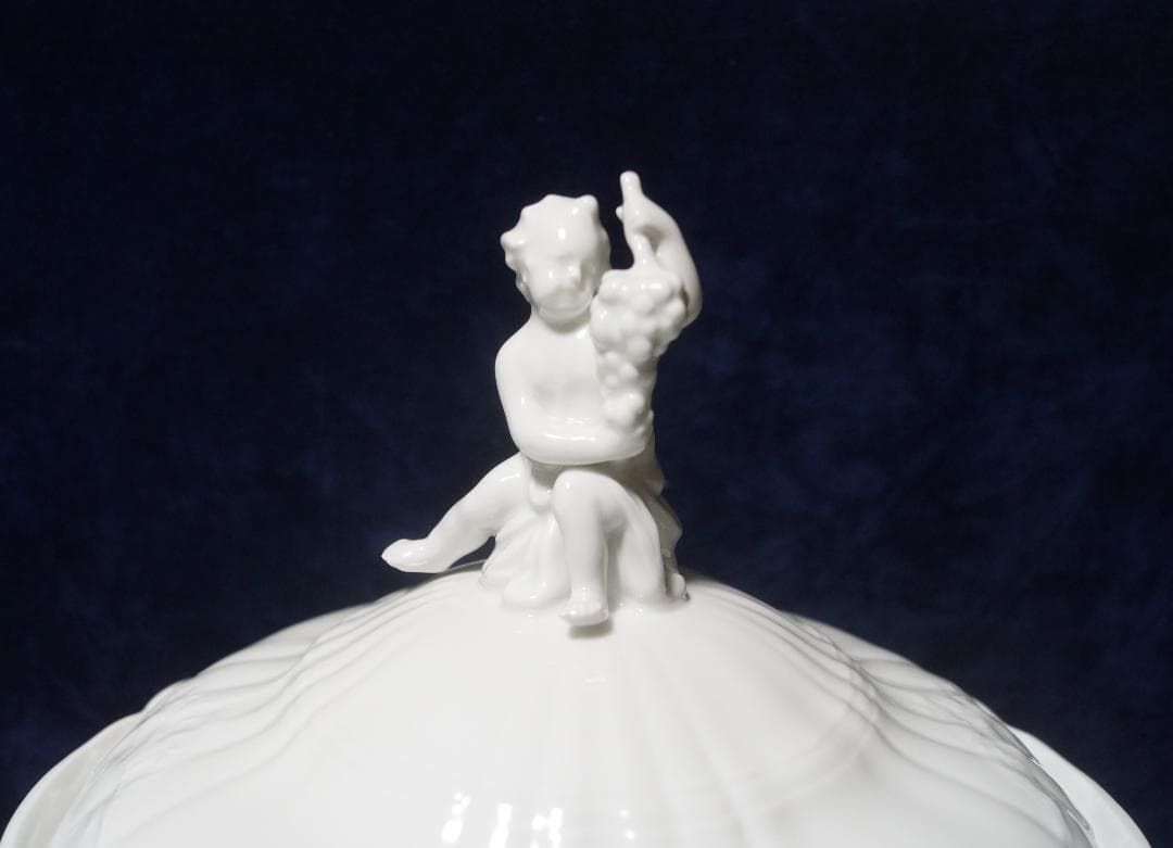 KPM白磁　Covered Vegetable Dish with figure