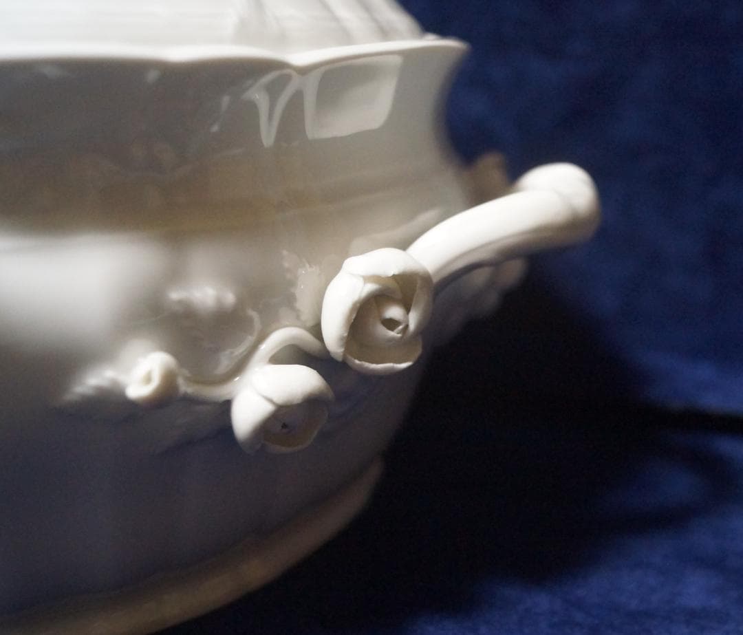 KPM白磁　Covered Vegetable Dish with figure