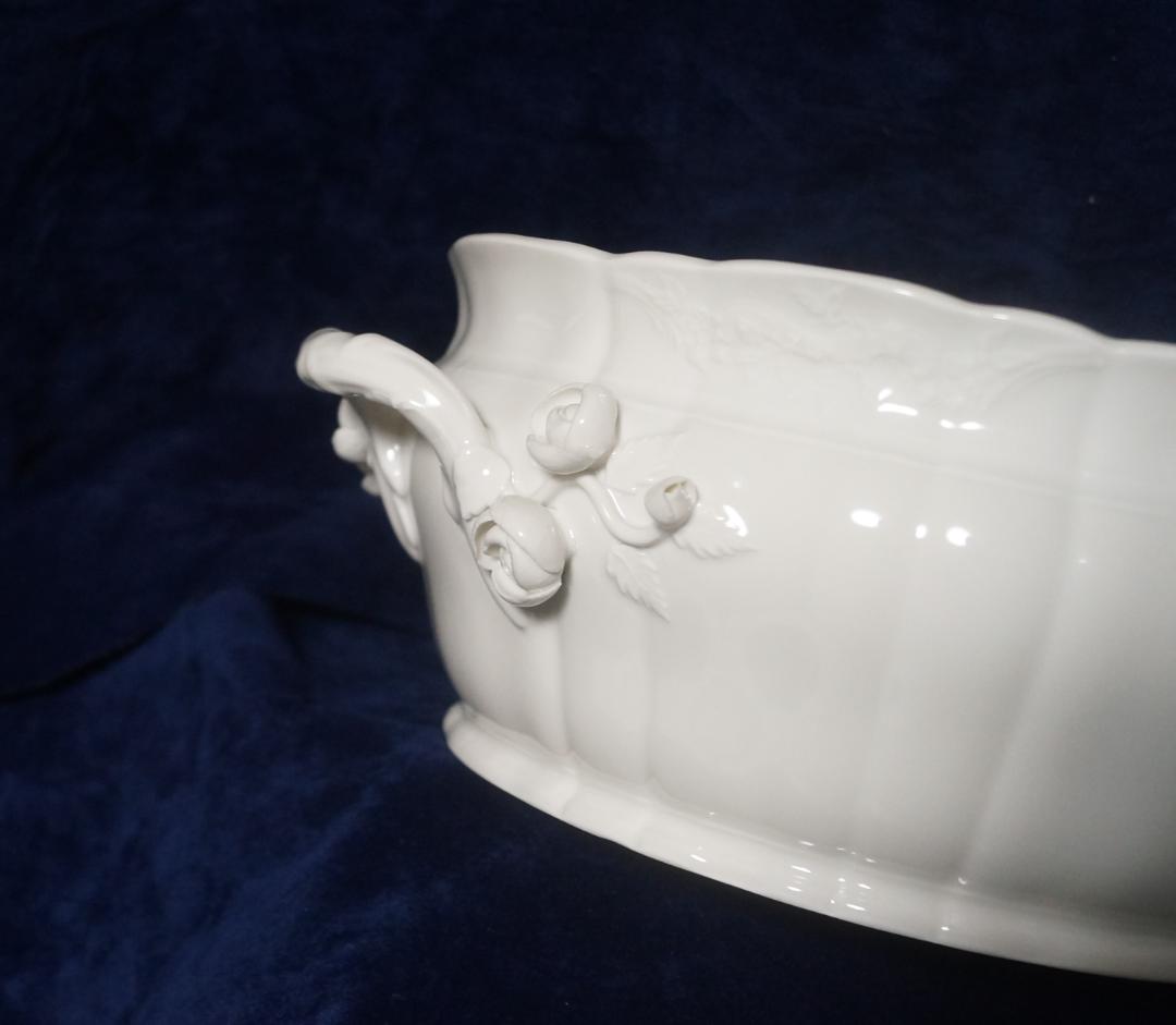 KPM白磁　Covered Vegetable Dish with figure