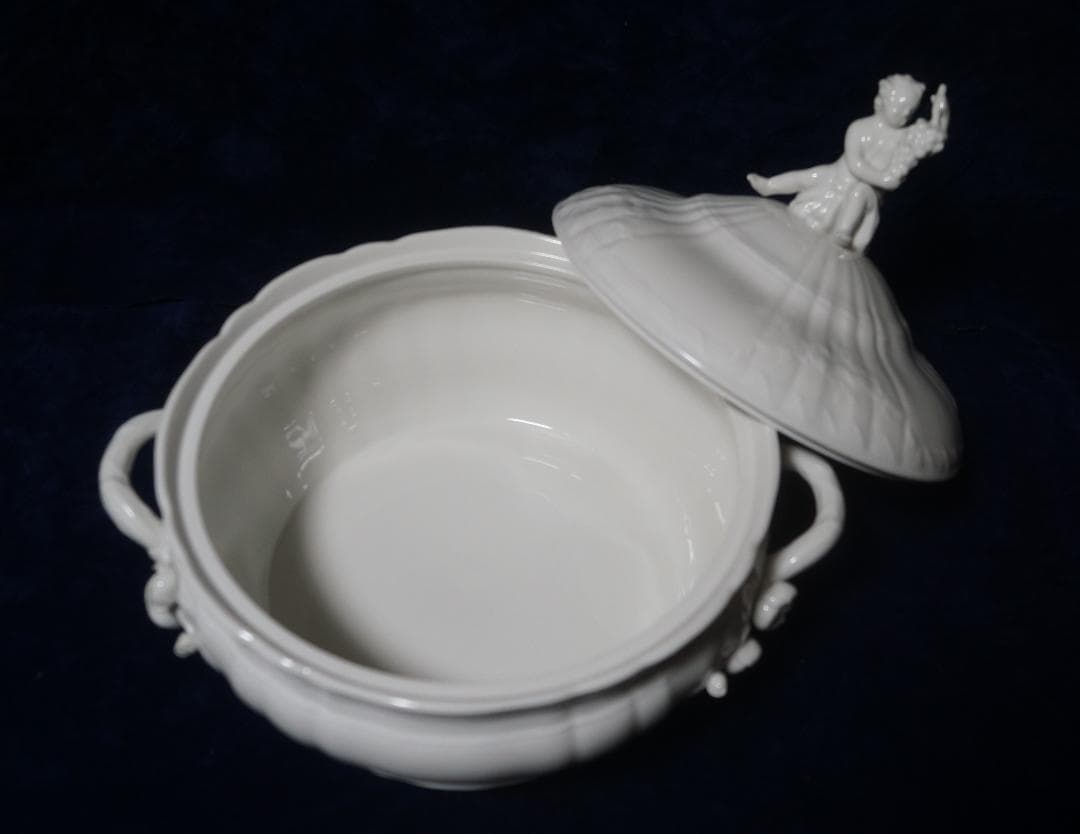 KPM白磁　Covered Vegetable Dish with figure