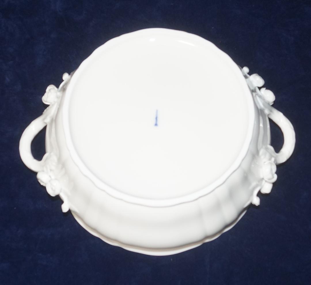KPM白磁　Covered Vegetable Dish with figure