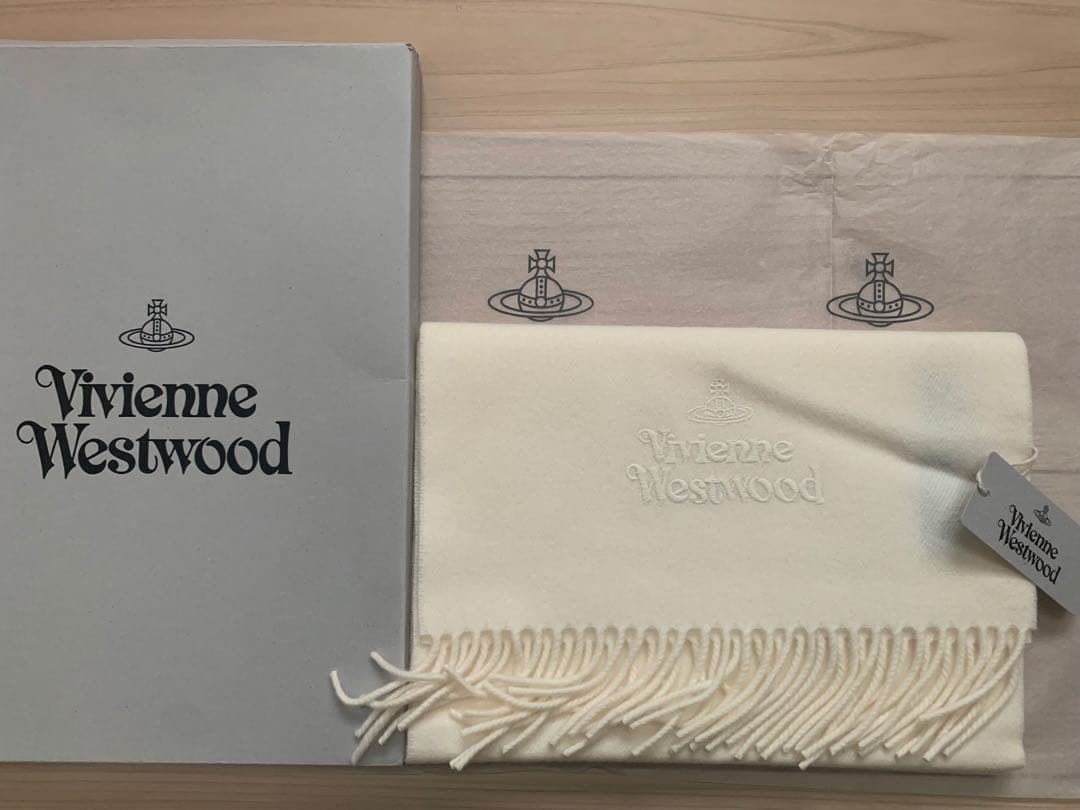 新品、未使用タグ付きVivienne Westwood ホワイトマフラーBOX付