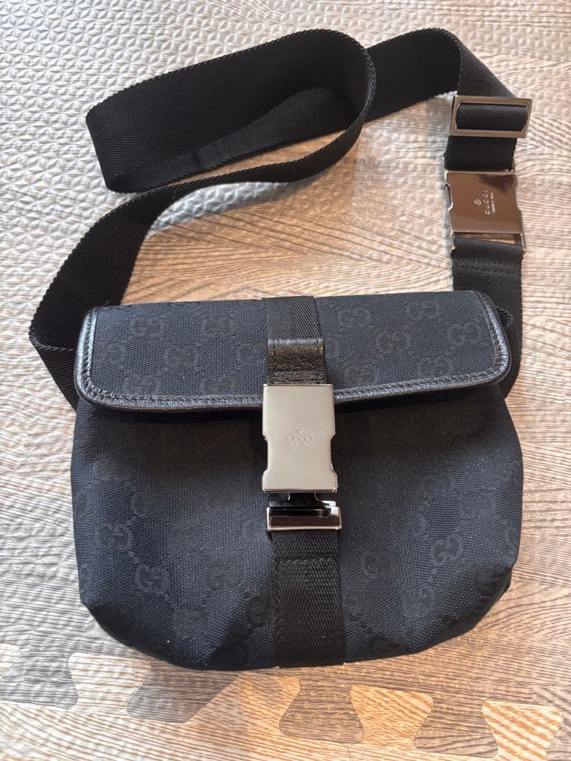 GUCCI GGキャンバス ボディバッグ ※ベルト金具に緩みあり