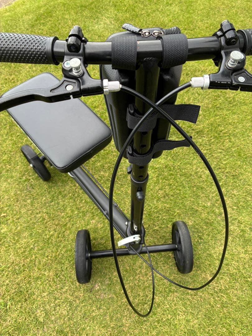 松葉杖の代わりに　Knee Rover 膝用歩行器(ニースクーター) ブラック