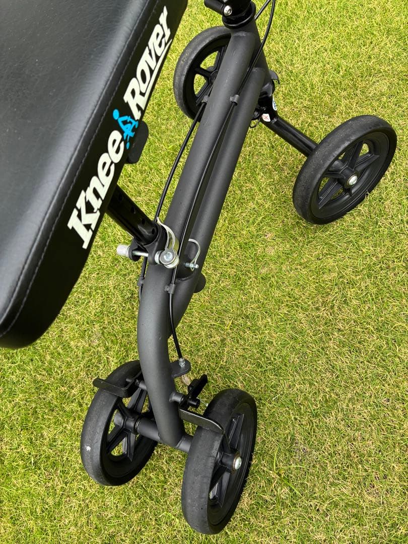 松葉杖の代わりに　Knee Rover 膝用歩行器(ニースクーター) ブラック