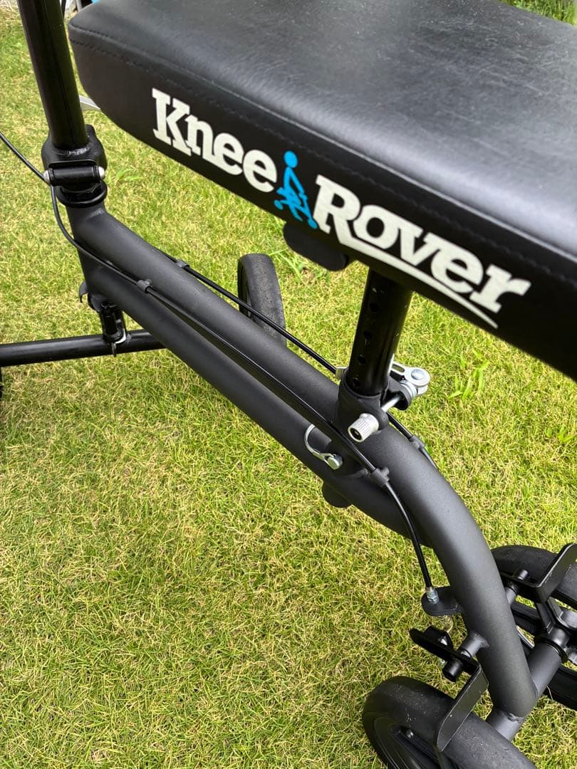 松葉杖の代わりに　Knee Rover 膝用歩行器(ニースクーター) ブラック