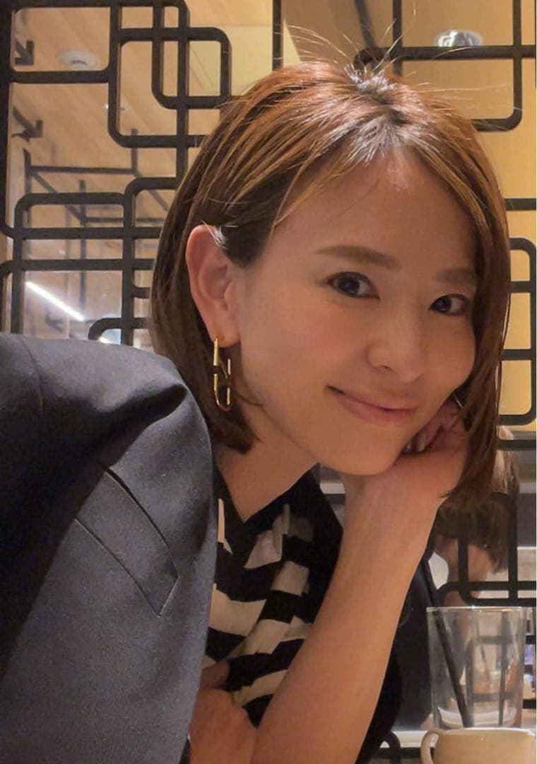 美品 Valentino ヴァレンティノ Vロゴ ゴールド メタル ピアス 両耳
