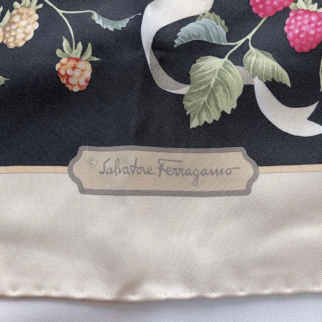Ferragamo*フェラガモ　大判スカーフ　花柄　フルーツ　イチゴ　シルク