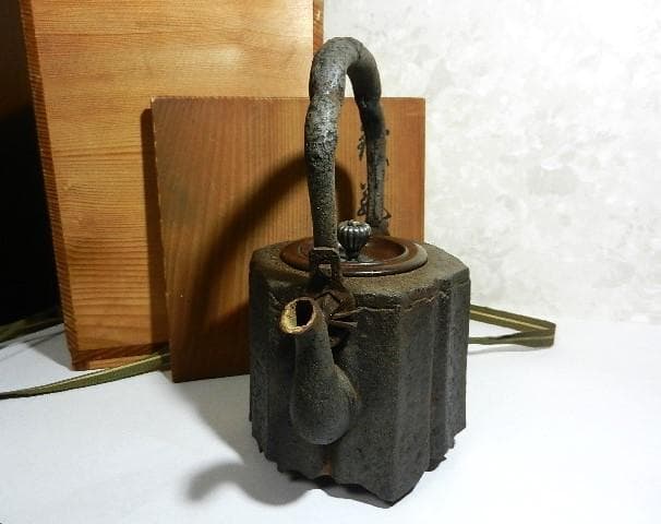 破れ尾垂型六角鉄瓶　銘『胴「仁左エ門」／銅蓋裏「晴寿造」』（７５０㏄、１．３㎏）