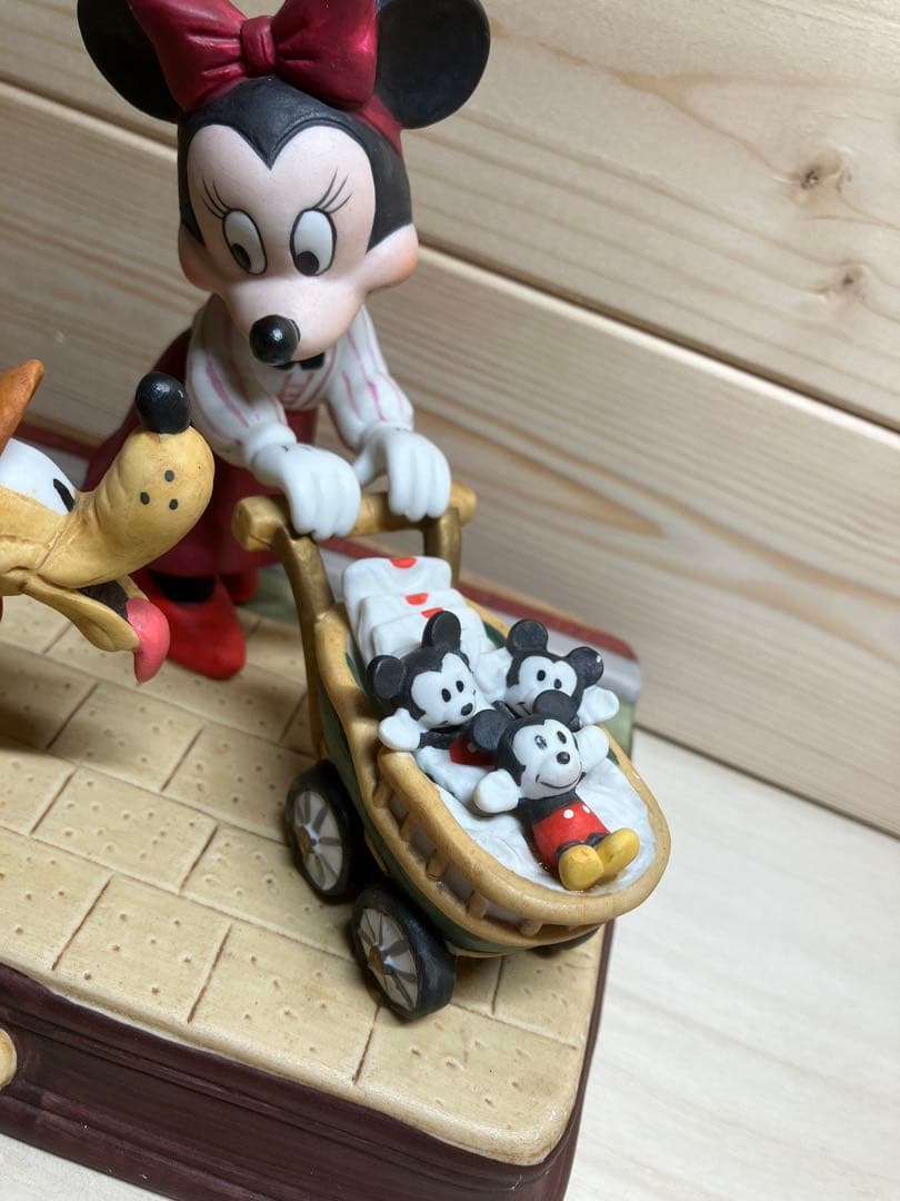 美品Disney 陶器フィギュア 三つ子ミッキーたちとお散歩するミニー＆プルート
