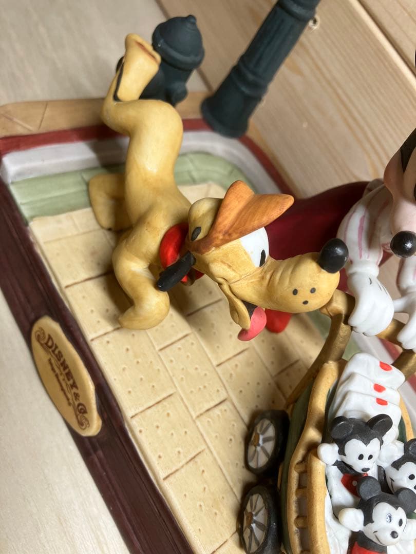 美品Disney 陶器フィギュア 三つ子ミッキーたちとお散歩するミニー＆プルート