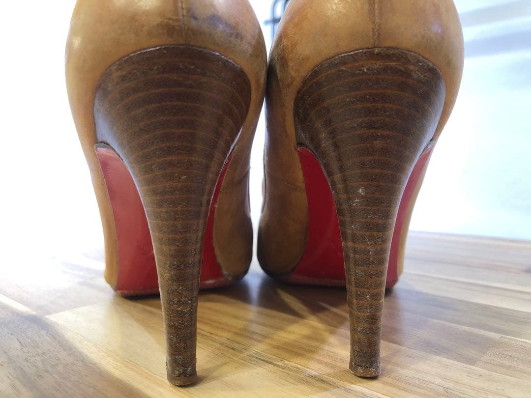 Christian Louboutin ベージュ タッセル ハイヒールパンプス